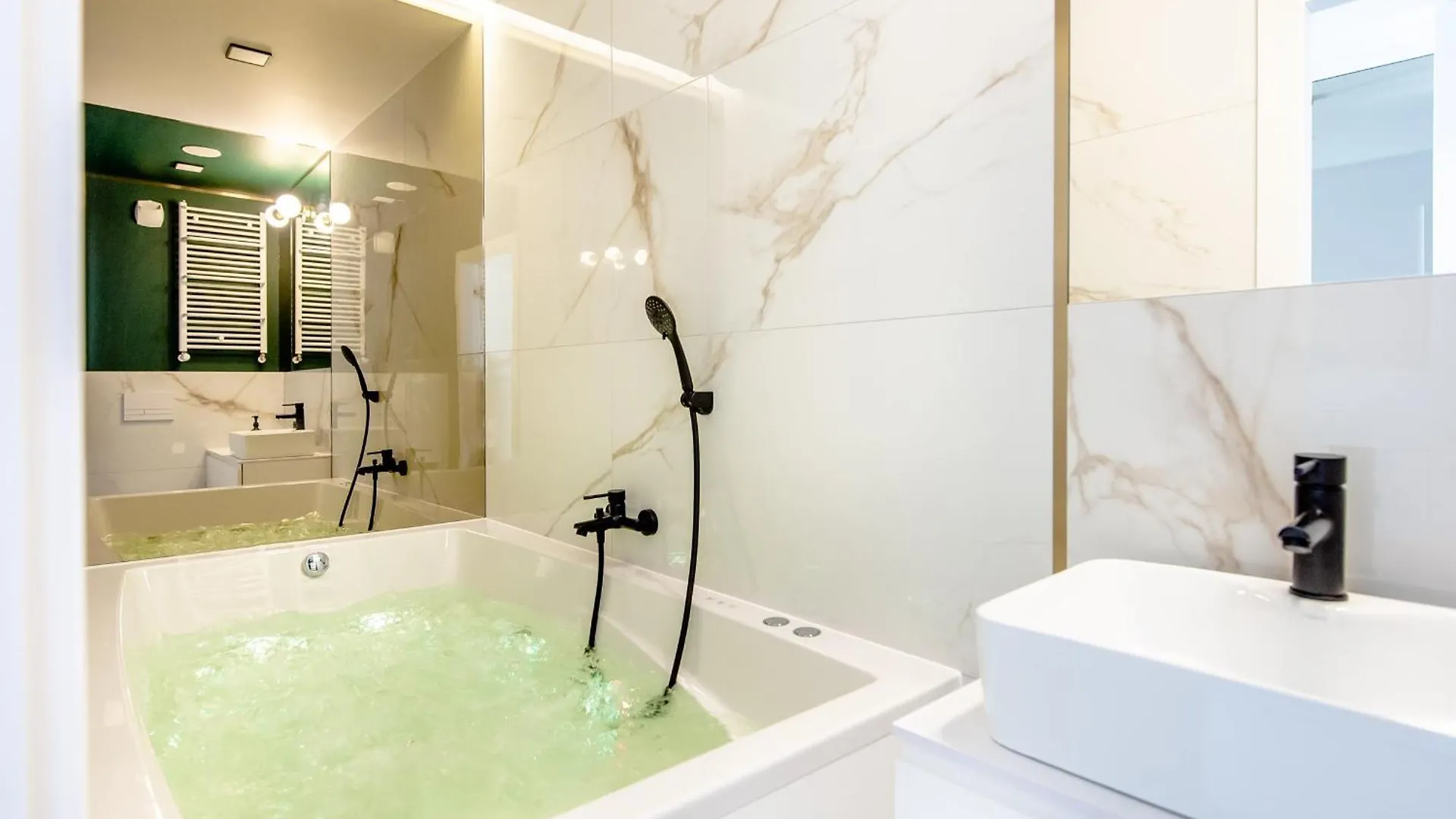 Super-Apartamenty Vip Jacuzzi IV Poznan 0*,  Poland